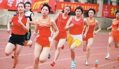 震惊！体育生白-袜-自-慰-出-精，社交媒体上引发热议，网友纷纷围观讨论背后深意！